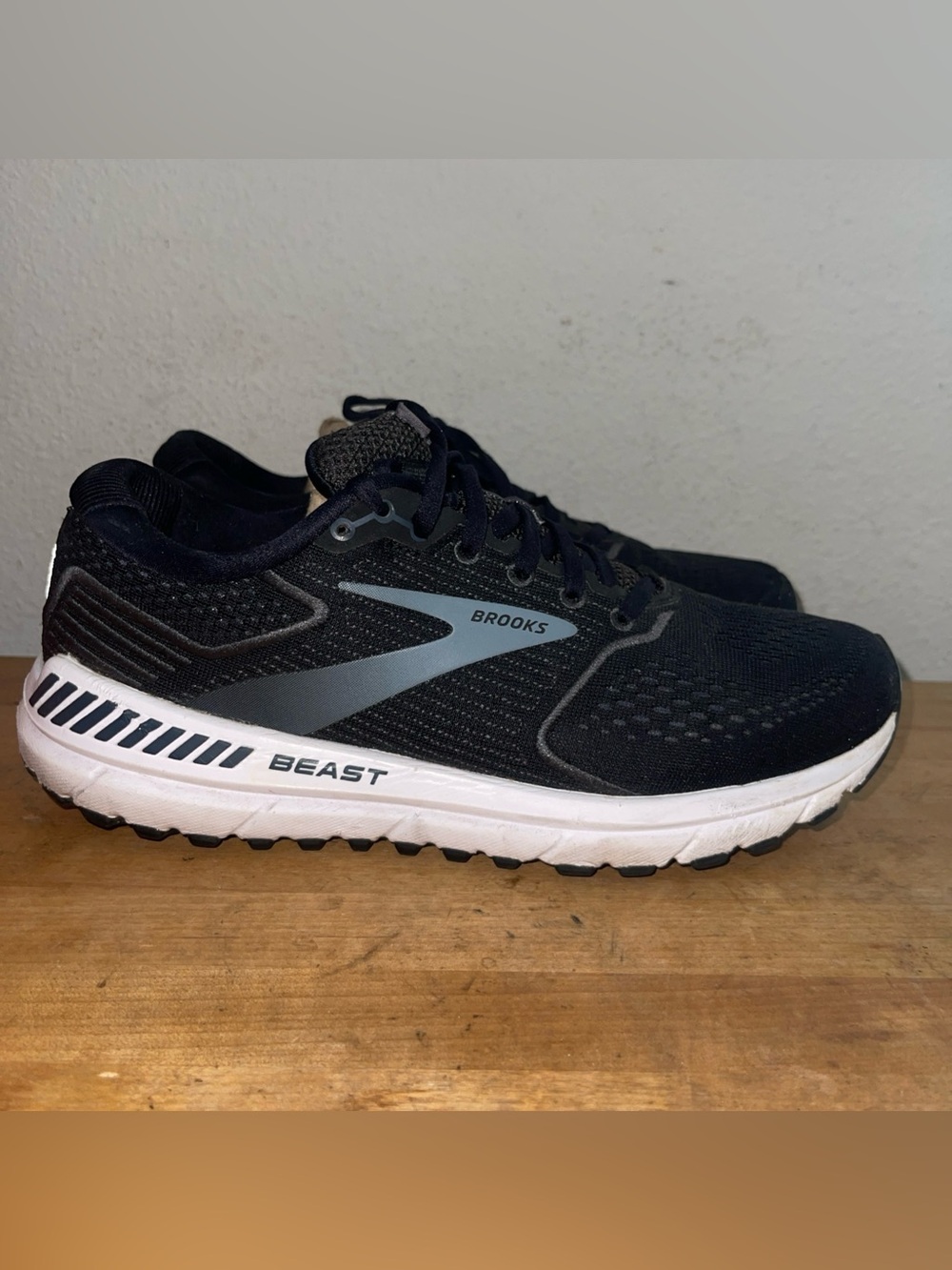 Brooks Beast GTS 20 Running Shoes Sneakers Men Size 8.5 Black Low Top Lace Up